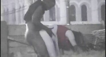 പെൺകുട്ടി സമർത്ഥമായി പുസ്സി എല്ലാ കോഴി ഇട്ടു