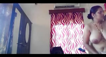 തമാശയുള്ള ഏഷ്യൻ ഒരു മനുഷ്യൻ വനത്തിലെ വായിൽ അത് എടുക്കുന്നു