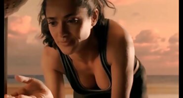 കോഴി പതുക്കെ ചുണ്ടുകൾ നക്കുന്നു ആനന്ദകരമായ വെള്ളപ്പൊക്കം