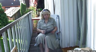 പകുതി നഗ്നയായ പെൺകുട്ടി ഒരു പുരുഷന്റെ കോക്ക് കുലുക്കുന്നു