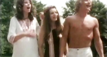 അൺസ്റ്റോപ്പബിൾ മാച്ചോ കഴുതയിൽ ചുണ്ടിൽ പിസ്സ ചെയ്യുന്നു യുവ മുലക്കണ്ണ്