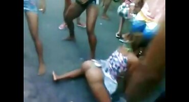 ഒരു മനുഷ്യൻ തന്റെ മുത്തശ്ശി നന്നായി ഒരു വിശക്കുന്ന ദ്വാരത്തിൽ