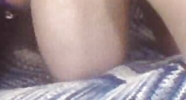 ഗ്ലാസുകളുള്ള റെഡ്ഹെഡ് അവളുടെ വായിൽ പുരുഷന്റെ കോഴി വിഴുങ്ങുന്നു