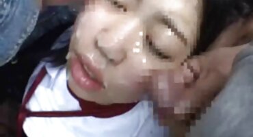 സൗന്ദര്യം ഒരു വൃത്തികെട്ട തടിച്ച മനുഷ്യന് കീഴടങ്ങി