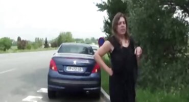 ചുരുണ്ട പെൺകുട്ടി ഒരു ആൺകുട്ടിയുടെ കോഴി അവളുടെ യോനിയിൽ