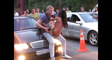 സ്റ്റുഡന്റ് ഡോഗി സ്റ്റൈലിൽ ഉറച്ച മനുഷ്യൻ കുനിഞ്ഞു