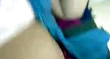 ആ മനുഷ്യൻ ഒരു കുന്നിലിങ്കസ് ചെയ്തു, കാമുകിയെ കഴിയുന്നത്ര ആഴത്തിൽ നിറച്ചു.