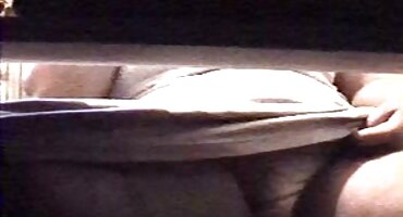 പെര്ഛുഗന് നിലത്തു പെൺകുട്ടി നന്നായി വലിക്കുന്നു