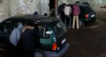 വേഗം കാട്ടിൽ ഒരു അദൃശ്യമായ ഘടന ന് നശിപ്പിച്ചു