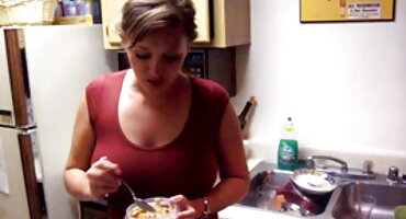 ദുർബലയായ പെൺകുട്ടി ഒരു നേർത്ത പേന കൊണ്ട് ഒരു വലിയ കോഴി സ്വാധീനിക്കുന്നു