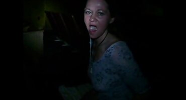 എണ്ണയിൽ നഗ്നയായ പെൺകുട്ടി കാസ്റ്റിംഗിൽ മാസ്ക്