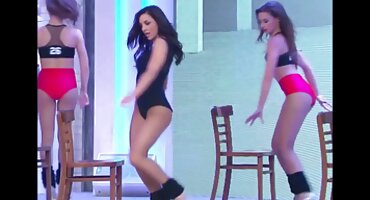 ഇറുകിയ കണ്ണുകളുള്ള വീട്ടമ്മ വസ്ത്രം ധരിച്ച് വിരലുകൾ അവളുടെ പുസ്സി