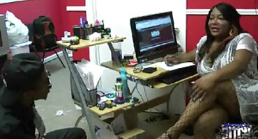 പരിചയസമ്പന്നരായ രണ്ട് കുന്തങ്ങൾ ഒരു മനുഷ്യനെ ആവേശഭരിതനാക്കാൻ ശ്രമിക്കുന്നു