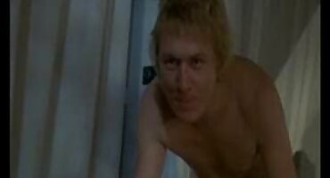 പക്വതയുള്ള ഹസ്സി ശ്രദ്ധാപൂർവ്വം അവളുടെ ചുണ്ടിൽ കളിച്ചു പരിധിയിലേക്ക് തള്ളി