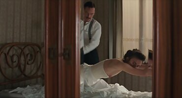 വലത് തറയിൽ അവൾ ഒരു മനോഹരമായ വലിയ ബട്ട് ഫക്ക് ഉണ്ടായിരുന്നു