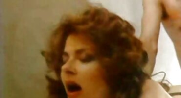 സെക്രട്ടറി തന്റെ ഉറച്ച ബോസിന് കീഴടങ്ങി