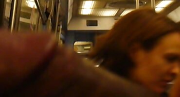 ലെ ഒരു റെസ്റ്റോറന്റ് ടോയ്ലറ്റ് teens fucked by a stranger