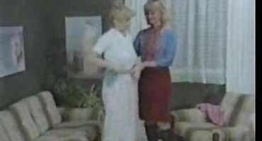 ഒരു ഇറുകിയ കുപ്പായത്തിൽ കാമുകി അപ്സ്കർട്ട് രസകരമായി നശിപ്പിച്ചു