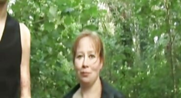 പെൺകുട്ടി വിശ്രമിക്കുകയും അവളുടെ പൂറ്റിൽ ഒരു കറുത്ത ഫാലസ് എടുത്തു