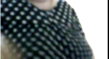 പരിചയസമ്പന്നരായ പെൺകുട്ടി സോഫയിൽ എബണി തല നക്കുന്നു