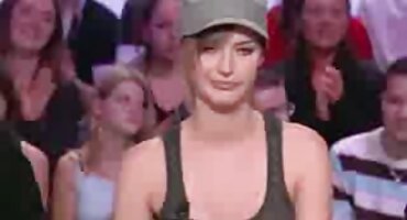 ഒരു തൊപ്പിയിൽ വിചിത്രമായ ട്രഫിൾ ബ്രൈറ്റ് ഫ്രിച്ച്ക