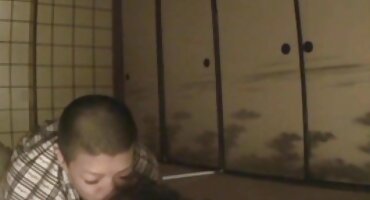 ആപ്പിസിംഗ് ബ്രൂണെ അവളുടെ തൊണ്ടയിൽ കോഴി ഇടുന്നു