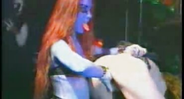 അവൾ മുട്ടുകുത്തി ഭർത്താവിന് ഒരു നല്ല ബ്ളോഗ് ഉരുട്ടി