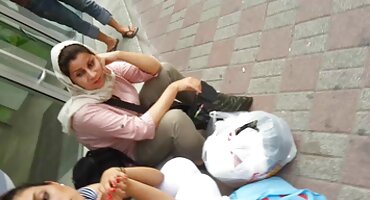 പെൺകുട്ടി കോഴി നക്കി അവനെ തൃപ്തിപ്പെടുത്താൻ ശ്രമിക്കുന്നു