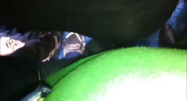 ചൂടുള്ള വേശ്യ ഒരു യുവ ഡ്യൂഡ് ന്റെ കോക്ക് മധുരമുള്ള ചുണ്ടുകൾ