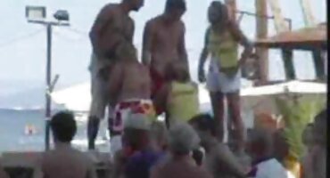 ചുരുണ്ട സുന്ദരി ഒരു പയ്യന്റെ ഹാർഡ് ബോണർ ഇരുന്നു