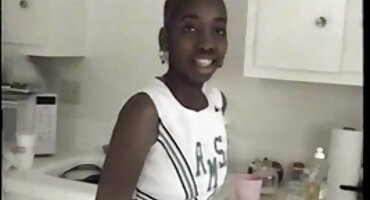 പെൺകുട്ടി ഒരു സുഹൃത്തിന്റെ തന്ത്രങ്ങൾ പോയി ലിംഗം വലിച്ചു