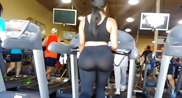 ഒരു വലിയ ഫാലസ് അറ്റാച്ചുചെയ്ത മനോഹരമായ വെളുത്ത മുടിയുള്ള ബേബി