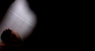 ടാറ്റൂകളുള്ള പെൺകുട്ടി സെ ടാറ്റുഗി കഴുതയിൽ നൽകുന്നു, ഒരു വൈബ്രേറ്ററുമായി രസകരമാണ്