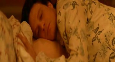 ലുസ്റ്റി പെൺകുട്ടി ഒരു പുരുഷന്റെ കഴുതയെ നക്കുന്നു