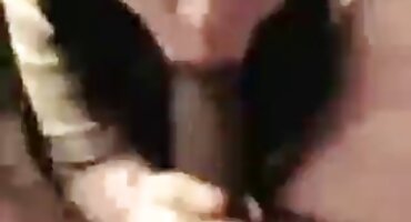 വൈറ്റ് ഹെയർഡ് ബിച്ച് ഒരു വൈബ്രേറ്റർ ഉപയോഗിച്ച് സ്വയം അമർത്തുന്നു