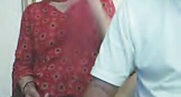 രസകരമായ നഗ്നത സാവധാനം അവളുടെ വായിൽ ഒരു വീർത്ത ലിംഗം എടുക്കും