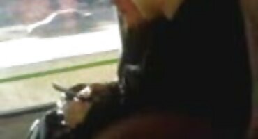 നൈപുണ്യമുള്ള പെൺകുട്ടി കഴുത ഒരു റബ്ബർ കോഴി ശ്രമിച്ചു