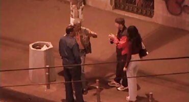 സോഫയിൽ ഇരുന്നു ഛർദ്ദി ശേഷം കൗമാരക്കാരൻ