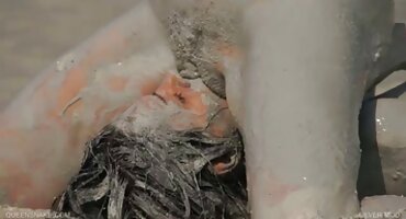 അവൾ ഒരു ബ്ളോഗ് നൽകുന്നു സജീവമായി കുലുക്കുന്നു