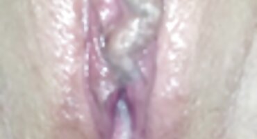 അണ്ടർഗ്രൌണ്ട് പാർക്കിംഗ് ലോട്ടിൽ, മനുഷ്യൻ കോഴിയുമായി സെലക്ട് ചെയ്യുന്നു