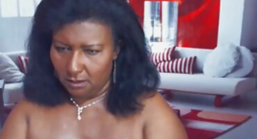 അടുക്കളയിൽ ചിക്കൻ അവളുടെ കാമുകൻ ഒരു വസ്ത്രം വലിച്ചു