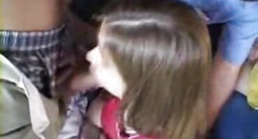 ഒരു നീണ്ട കോഴി ന് സ്ക്വാട്ടിംഗ് വലിയ പാൽ കൂടെ സ്ലട്ട്