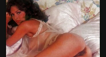 രണ്ട് കുഞ്ഞുങ്ങളും രണ്ട് ആൺകുട്ടികളും ഒരു സ്വെറ്റർ പാർട്ടി