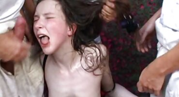 ബേബിയുടെ ഷേവ് ചെയ്ത പുസിയിൽ നക്കി ചേർത്തു