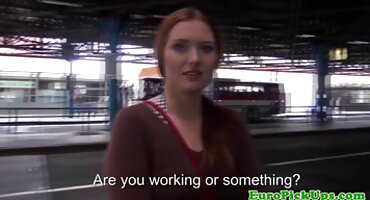 റെഡ്ഹെഡ് മാഷ്ക അയൽക്കാരന്റെ ലിംഗം സേവിക്കുന്നു