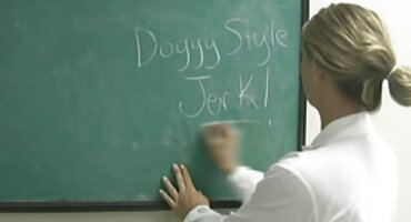 ചുവന്ന ലിഡ്ഡോ കൂടെ ബസ്റ്റ് ബേബ് തൃപ്തി ലഭിക്കുന്നു