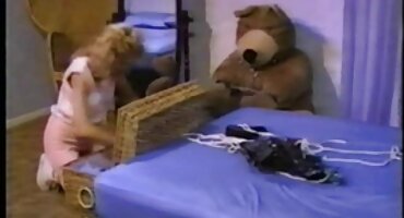 ഒരു പെൺകുട്ടിയുടെ കഴുത്തിൽ ഒരു കോഴി കളിച്ച കറുത്ത പുരുഷൻഃ