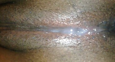 കറുത്ത മുടിയുള്ള ഒരു പെൺകുട്ടിയുടെ വായിൽ ആഴത്തിലുള്ള അടിക്കടി