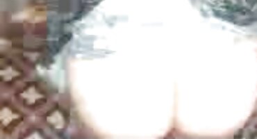 വളരെ ഹാർഡ് കോഴി പെൺകുട്ടി കൈകളില്ല