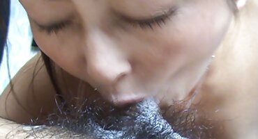 പെൺകുട്ടി വളരെ ശക്തമായി പന്തുകൾ കോഴി സക്സസ്